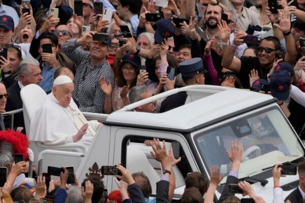 Papa Francisco fez gesto de ‘tchau’ para enfermeiro antes de morrer, falou ‘obrigado’ e não sofreu, diz Vaticano