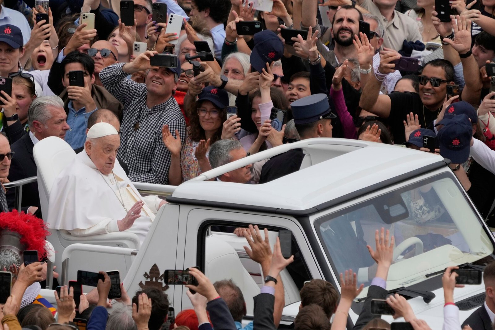 Papa Francisco fez gesto de ‘tchau’ para enfermeiro antes de morrer, falou ‘obrigado’ e não sofreu, diz Vaticano