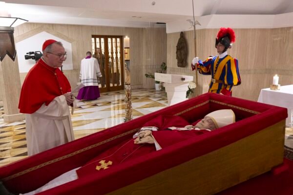 VÍDEO: Vaticano divulga primeiras fotos de papa Francisco no caixão