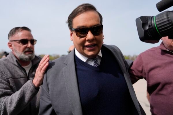 George Santos é condenado a sete anos de prisão George Santos é condenado a sete anos de prisão