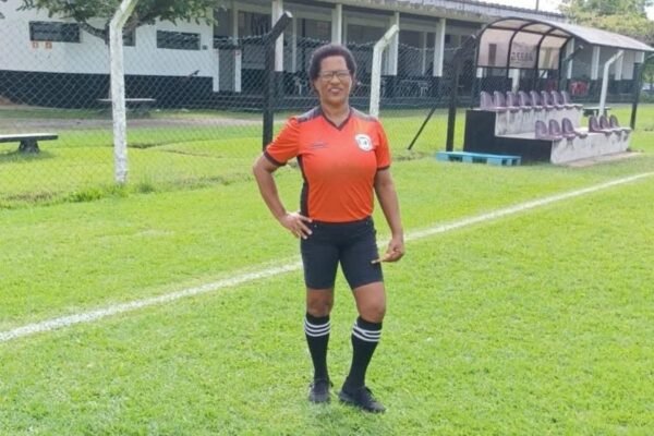 Árbitra de futebol morre após sofrer mal súbito durante jogo no litoral de SP