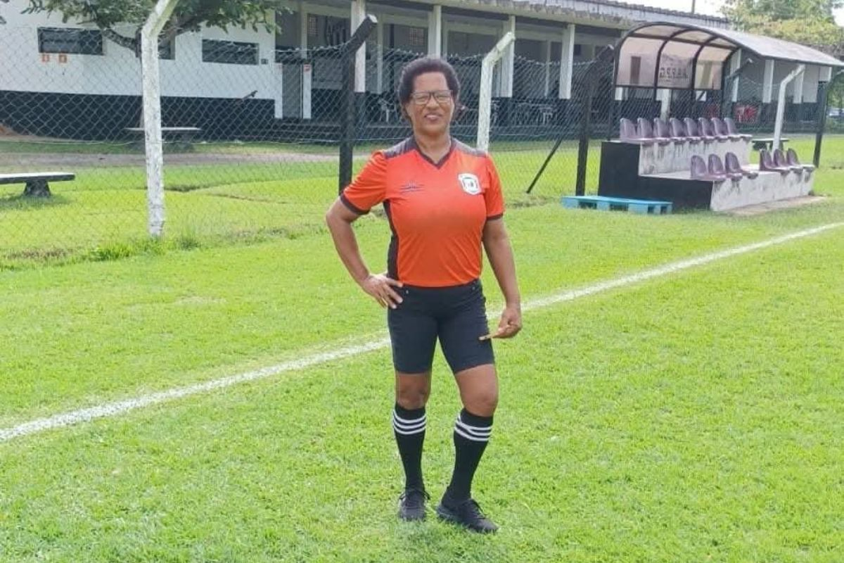 Árbitra de futebol morre após sofrer mal súbito durante jogo no litoral de SP