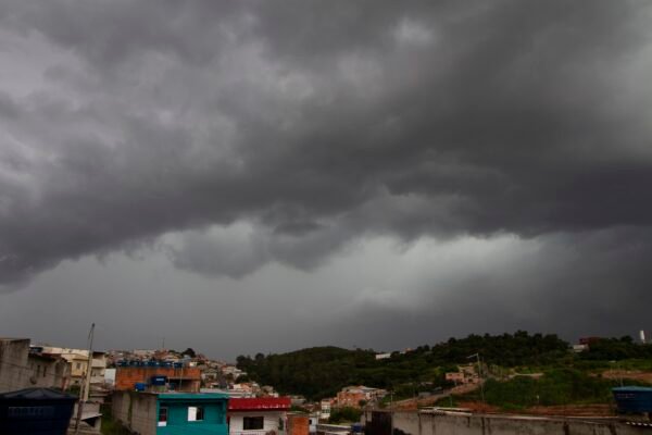 Santos tem alerta de chuva forte nesta quinta com acumulado de 40 mm