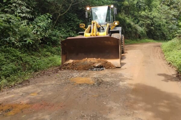 Governo de SP inicia obras na estrada de acesso a Barra do Una, no litoral de SP, para conter avanço do mar