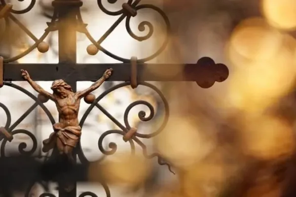 O que aconteceu com a cruz em que Jesus morreu?