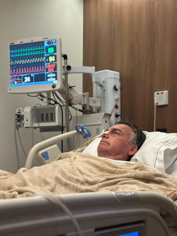 Vídeo: em recuperação depois de cirurgia, Bolsonaro caminha em hospital