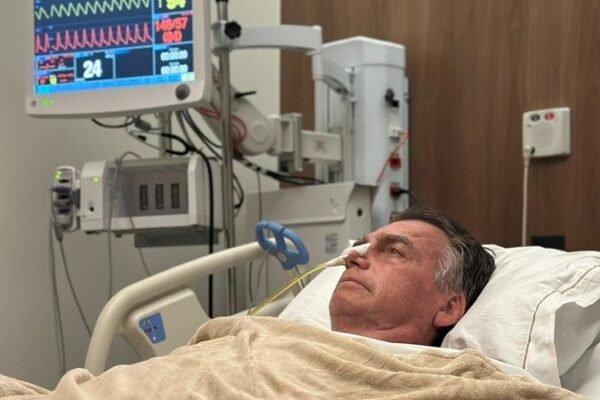 Bolsonaro compartilha momento que realizou exame de ultrassonografia; vídeo