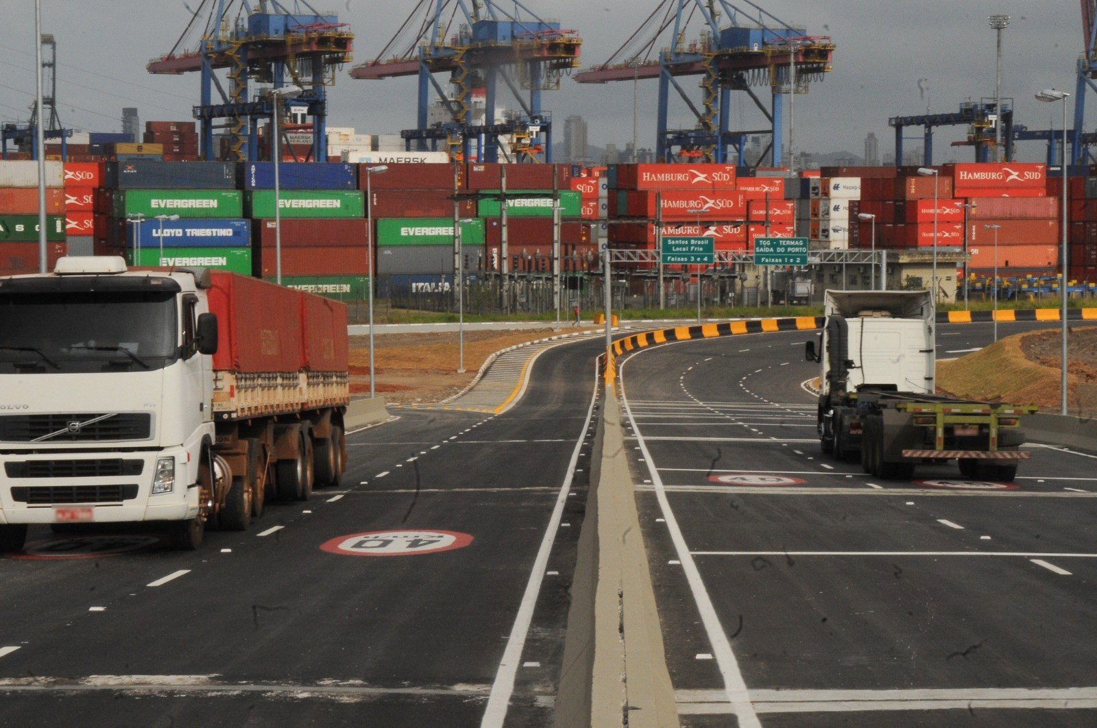 Justiça condena empresas a indenizar caminhoneiro após 4 dias de espera no Porto de Santos