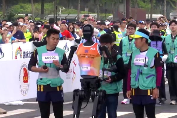 VÍDEO: robôs participam de corrida contra humanos na China