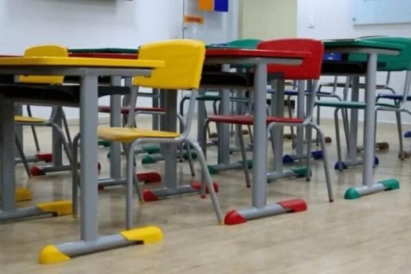 Governo Lula compra móveis escolares por preço 50% acima do de mercado