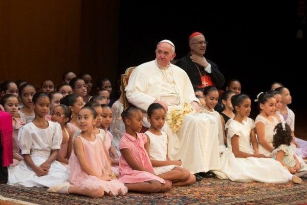 ‘Pastor com cheiro de ovelha’, Papa Francisco eterniza legado de reforma e simplicidade na Igreja Católica