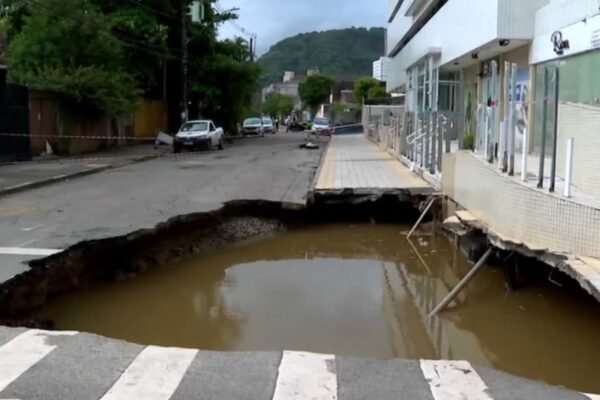 Cratera gigante pode ter sido causada por obra irregular em prédio, diz prefeitura