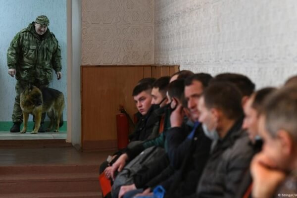 Como a Rússia recruta soldados nas áreas ocupadas da Ucrânia