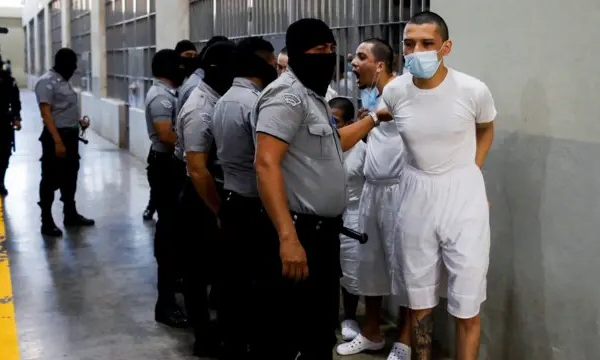 Por que Justiça dos EUA suspendeu deportação de venezuelanos por Trump com lei do século 18