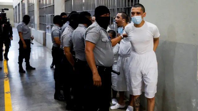 Por que Justiça dos EUA suspendeu deportação de venezuelanos por Trump com lei do século 18