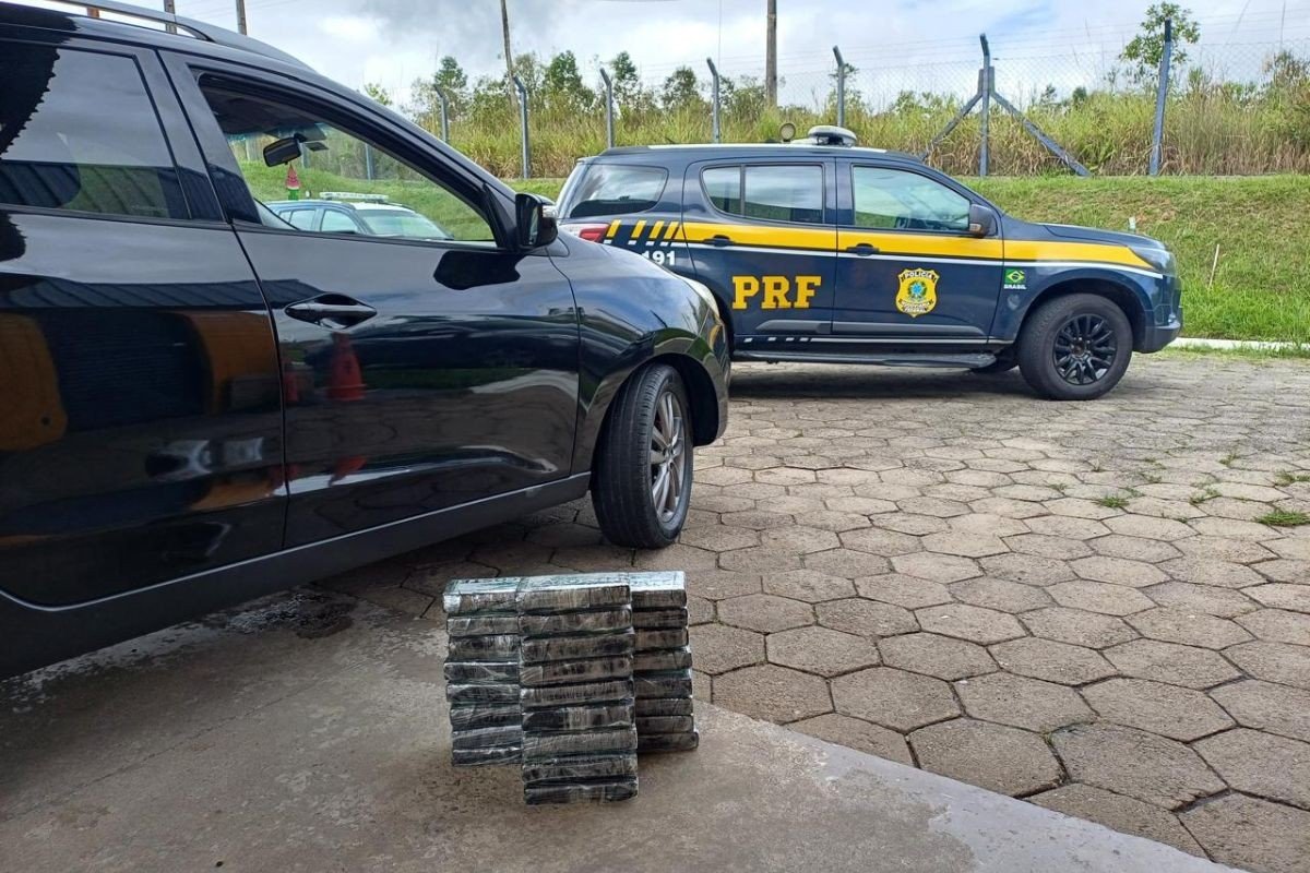 Cocaína embalada com marca de grife francesa é encontrada em forro de carro em rodovia de SP