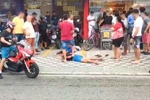 Dupla é detida após socar funcionário e derrubar cliente durante assalto em supermercado no litoral de SP; VÍDEO