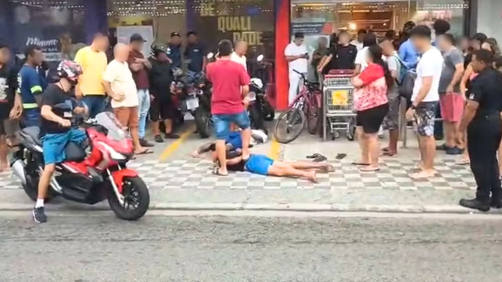 Dupla é detida após socar funcionário e derrubar cliente durante assalto em supermercado no litoral de SP; VÍDEO