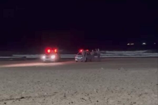 Turista de 13 anos morre afogado após entrar no mar com o irmão no litoral de SP;