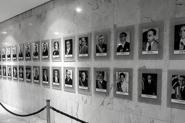 Galeria de ex-presidentes no Planalto tem erros em nomes e datas
