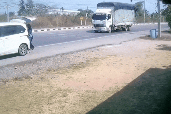 VÍDEO: Mãe e filho escapam por um triz de serem atingidos em cheio por caminhonete em alta velocidade na Tailândia, pai estava dentro de carro