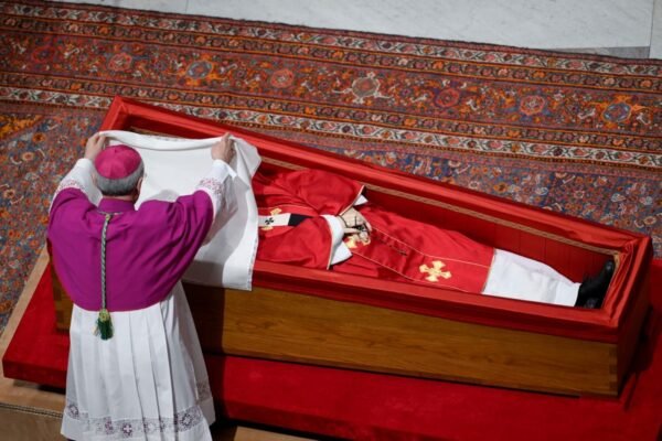 Brasão, moedas e duas tampas: entenda a simbologia do fechamento do caixão do papa Francisco