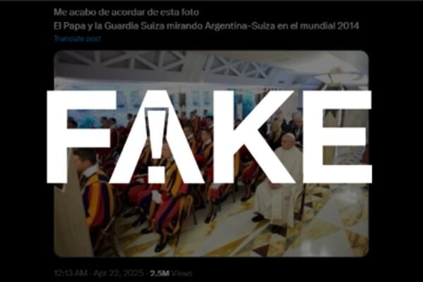 É #FAKE que foto mostre papa Francisco e Guarda Suíça vendo jogo da Argentina na Copa do Mundo de 2014; saiba a origem do clique