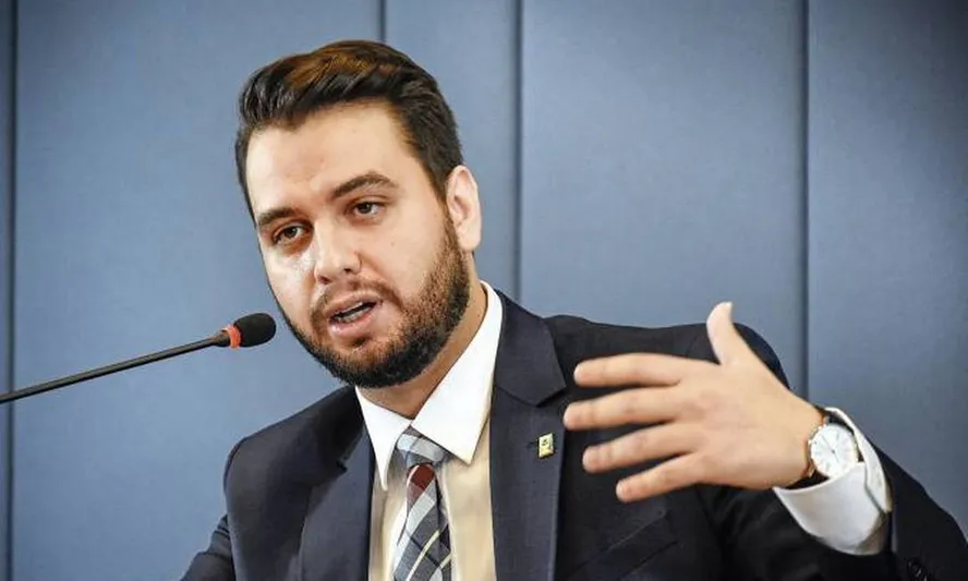 Defesa de Filipe Martins solicita liberdade para circular em Brasília durante julgamento