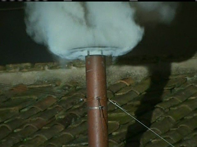 Por que fumaça indica escolha do novo papa? Entenda de onde vem tradição e como vapor é feito