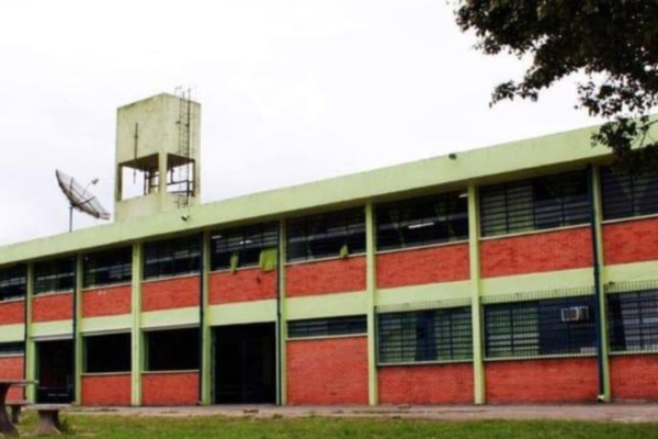 Adolescente é amarrado por colegas dentro do banheiro em escola no litoral de SP