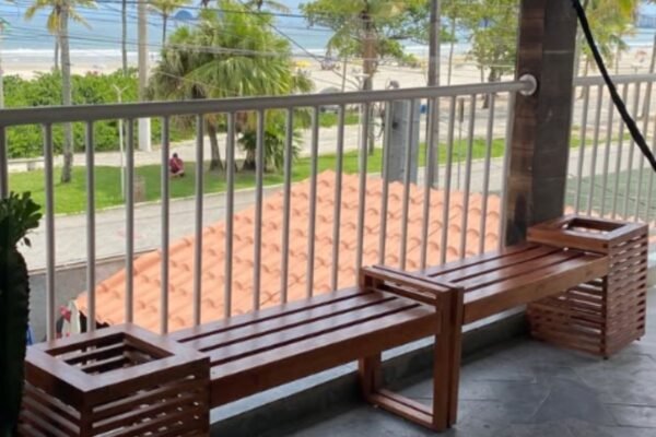 Turista morre após ser encontrado desacordado em banheiro de hostel; polícia investiga morte suspeita