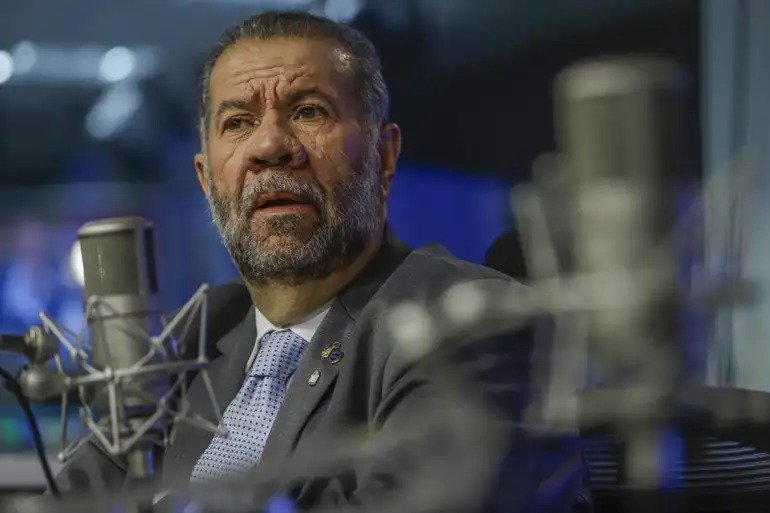 Líder da minoria na Câmara quer que ministro de Lula explique escândalo do INSS