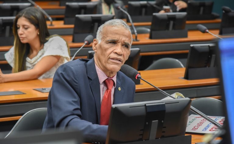 Comissão aprova proposta de piso para profissionais técnicos da educação
