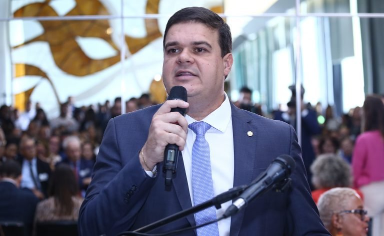 Projeto prevê inclusão de QR code em carteira de identificação de pessoa com autismo