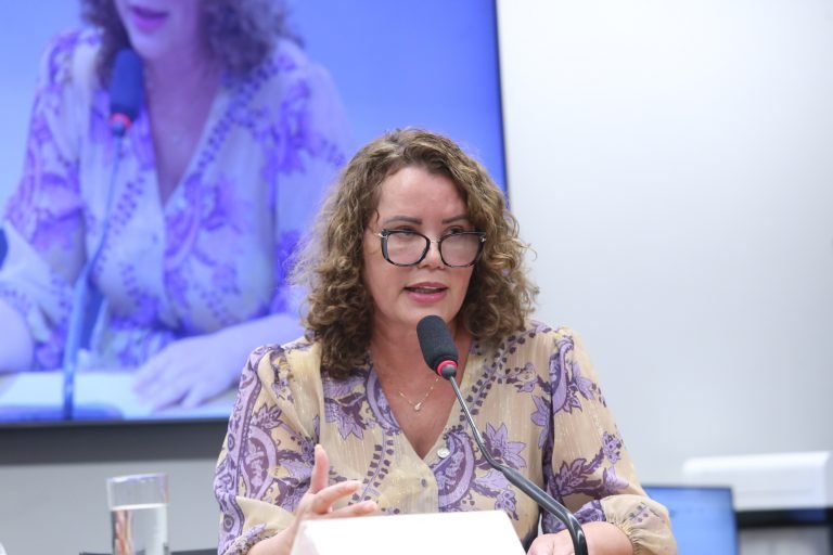 Comissão aprova projeto que proíbe apps de mensagens de bloquear usuário sem autorização judicial