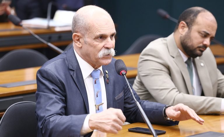 Comissão aprova proposta que criminaliza uso de celular em estabelecimentos prisionais