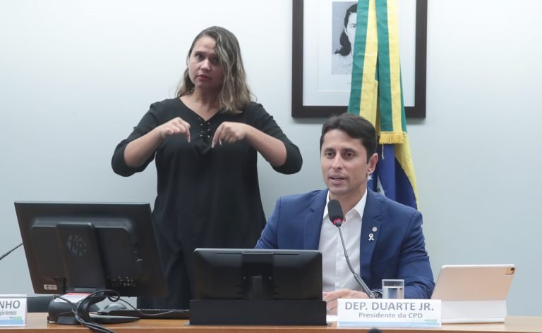 Projeto define computador, tablet e celular como produtos essenciais, com garantia de 2 anos