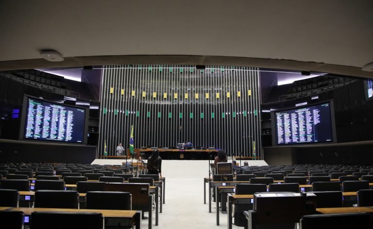 Câmara analisa pedidos de urgência para propostas; acompanhe