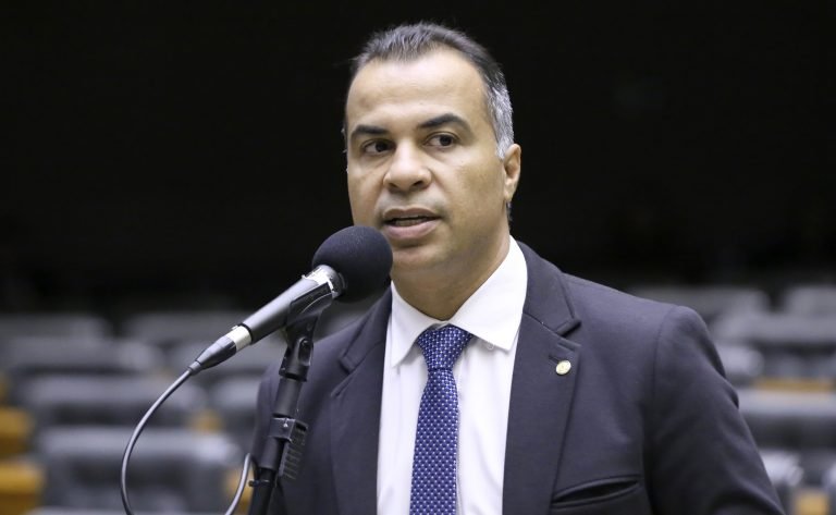 Comissão aprova prazo para cartórios informarem sobre nascimentos sem nome do pai