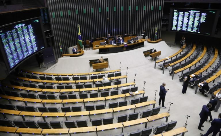 Câmara analisa proposta que aumenta a pena de injúria racial; acompanhe