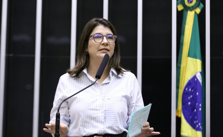 Comissão aprova proposta que cria política de atendimento a brasileiras emigrantes em repartições consulares