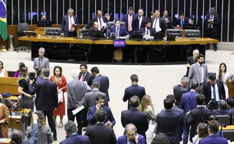 Câmara aprova projeto que autoriza Finep a assumir créditos de banco que falir