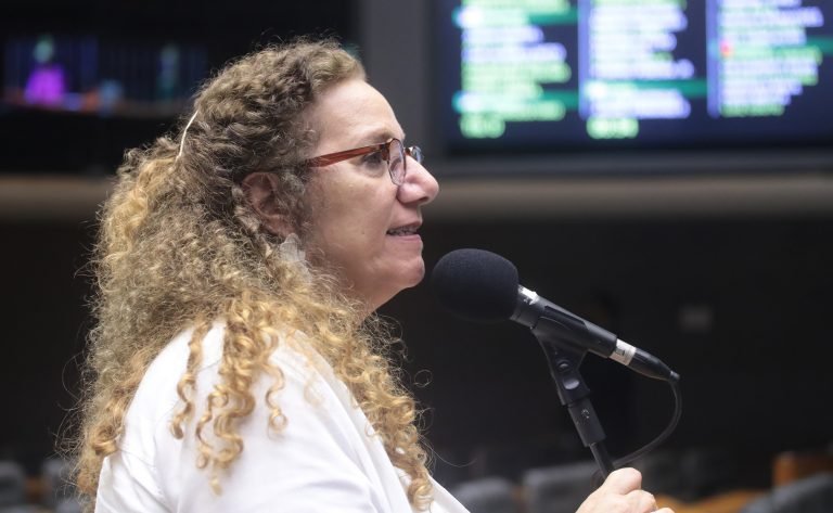 Sancionada lei que agrava pena em crime de violência contra a mulher com uso de IA