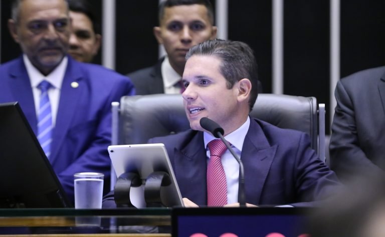 Câmara aprova urgência para projeto sobre critérios de repasses da Lei Aldir Blanc; acompanhe