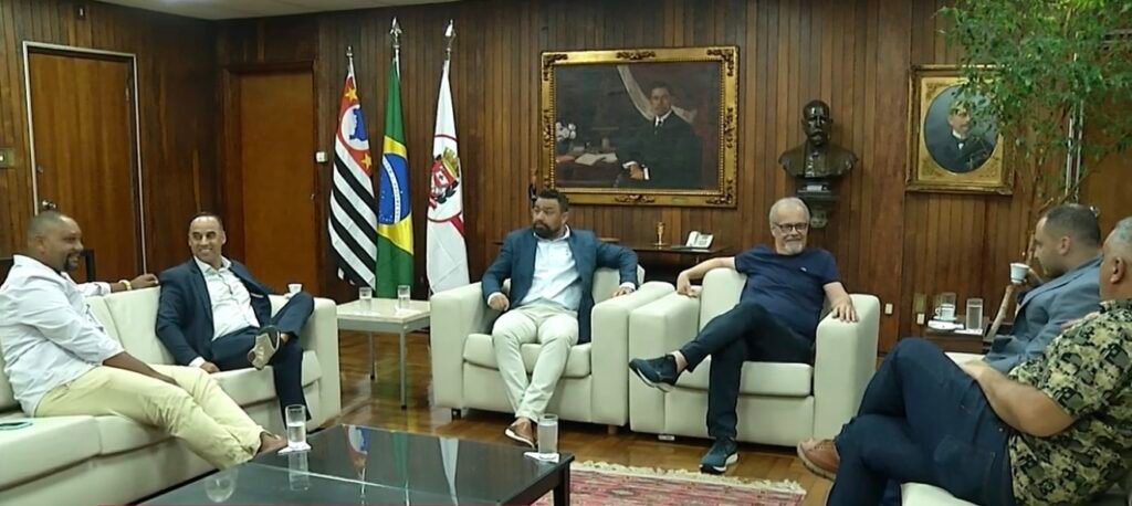 Vereadores de Embu das Artes visitam Câmara de São Paulo para fortalecer parcerias e trocar experiências legislativas