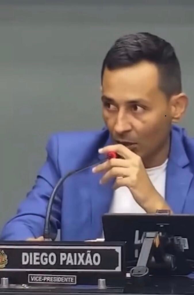 Vereador Diego Paixão denuncia cratera no Jardim Sílvia e dispara contra prefeito: “Faça seu trabalho direito”