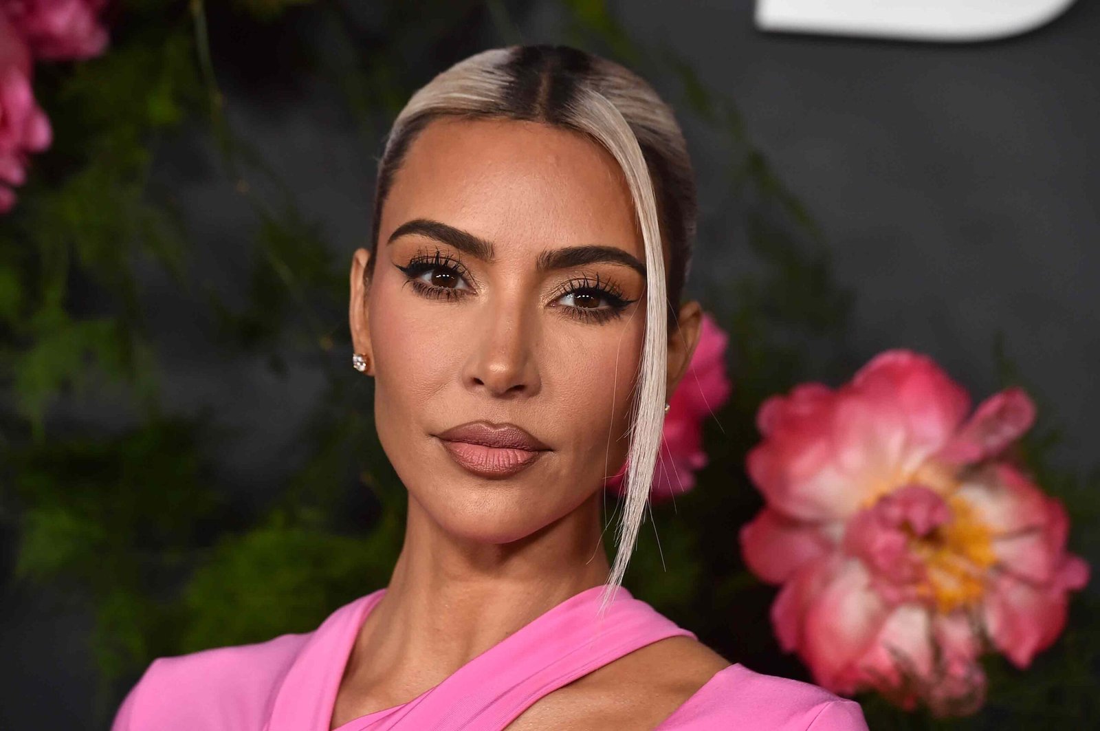 ‘Ladrões vovôs’ vão a julgamento por roubo de joias de Kim Kardashian