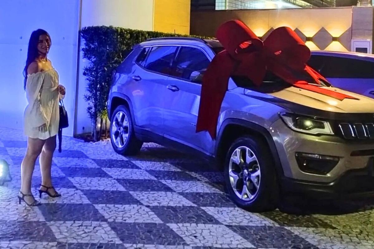 Jovem ganha carro em sorteio de empresa, gasta R$ 10 mil e perde prêmio ao ser demitida no litoral de SP
