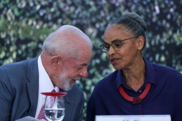 Renan Calheiros critica governo Lula e propõe limitação à dívida pública