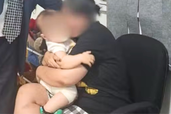 Mãe autista acusa avós de raptarem filha de 10 meses, de ser agredida e xingada de ‘retardada’